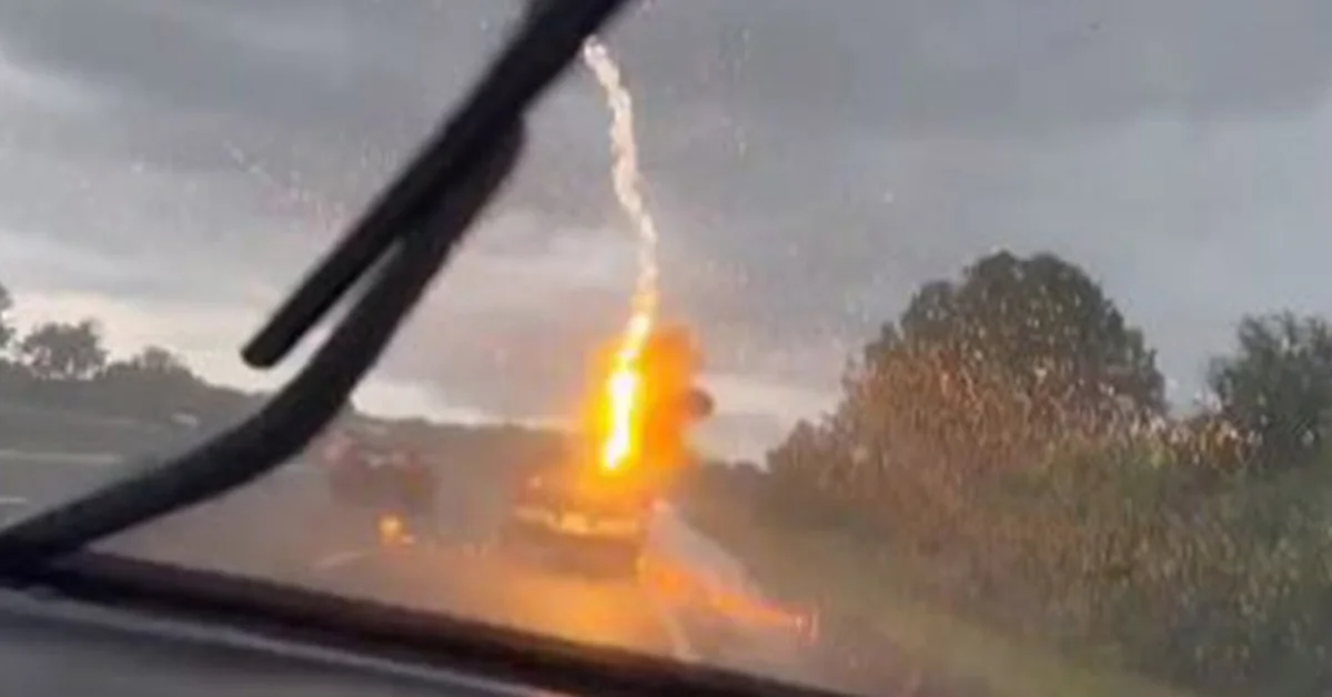 Una donna ha registrato il momento scioccante in cui un fulmine ha colpito il camion su cui viaggiavano suo marito e i suoi figli