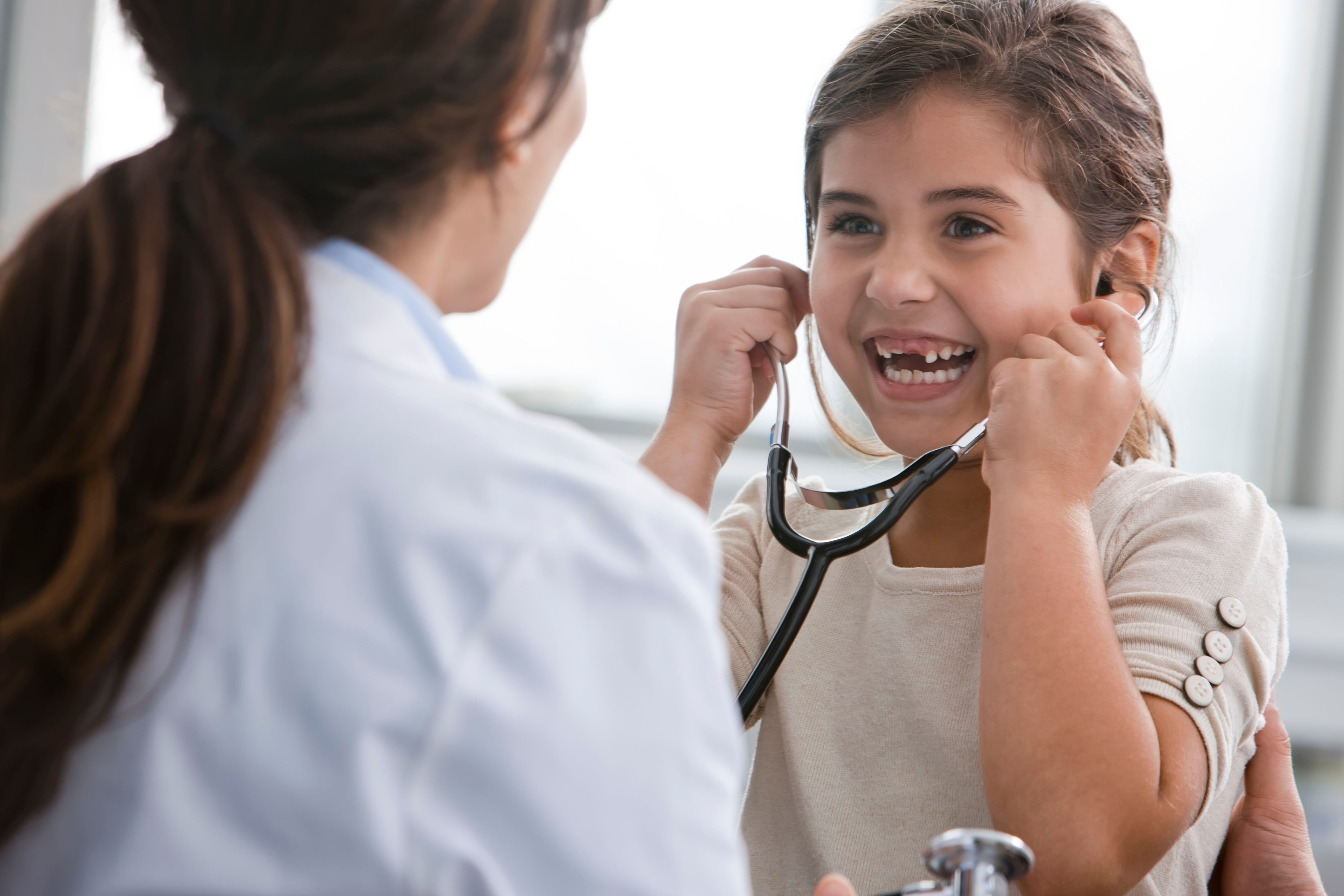 Si los padres hacen lo que suele indicar el pediatra para cuadros similares y el niño no mejora probablemente sea hora de consultar al médico (Getty)