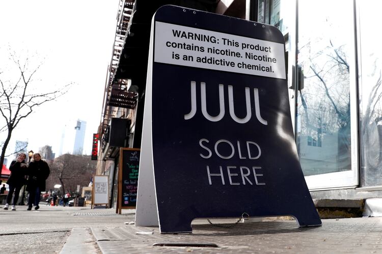 Un cartel que publicita los productos de la marca Juul. Foto: REUTERS/Mike Segar