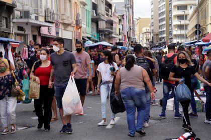 El 27 de octubre de 2020, un grupo de personas camina por una de las áreas comerciales de Sao Paulo.  (Christina Foga / Zuma Press / Foto de contacto)