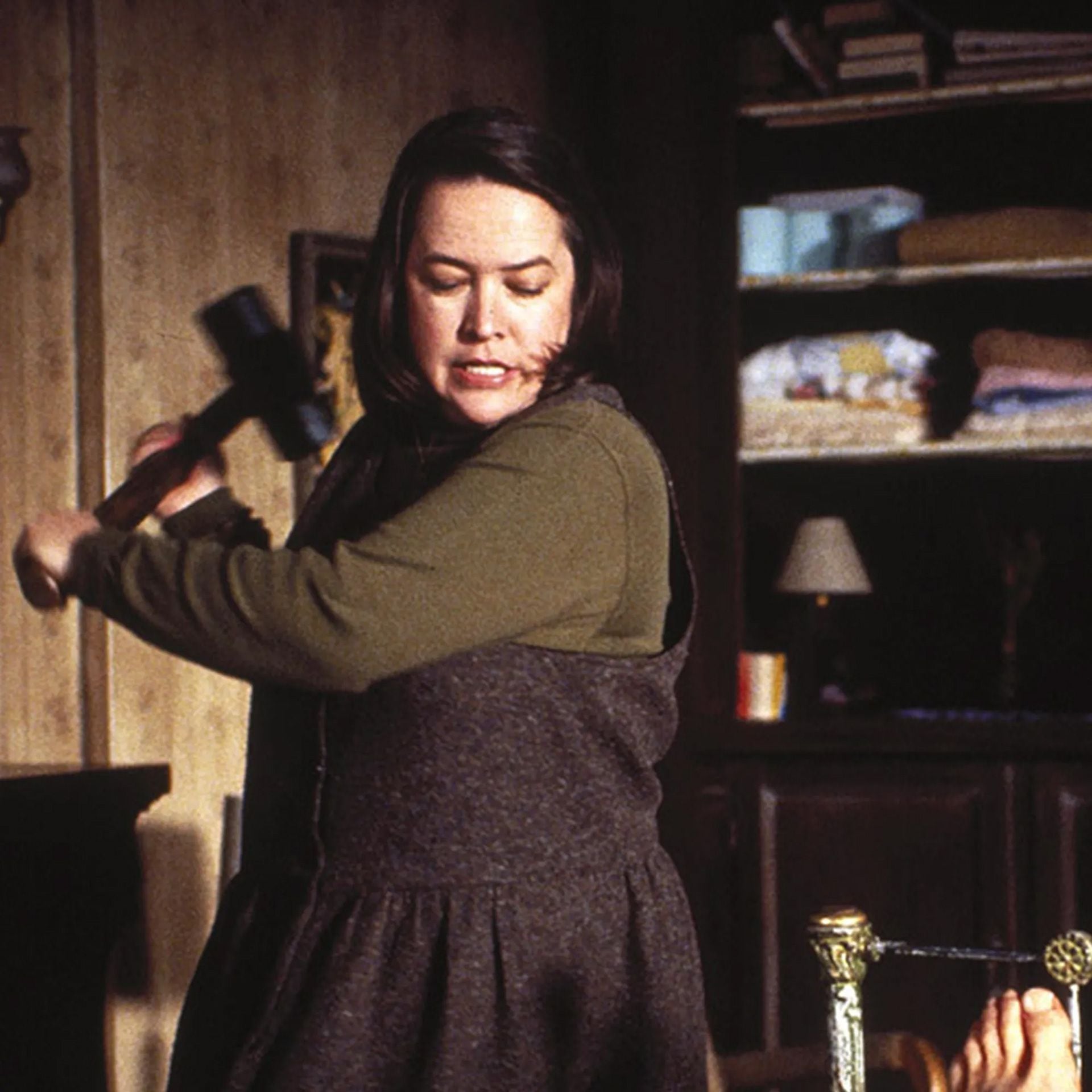 Kathy Bates, martillo en mano, en la emblemática escena de Misery