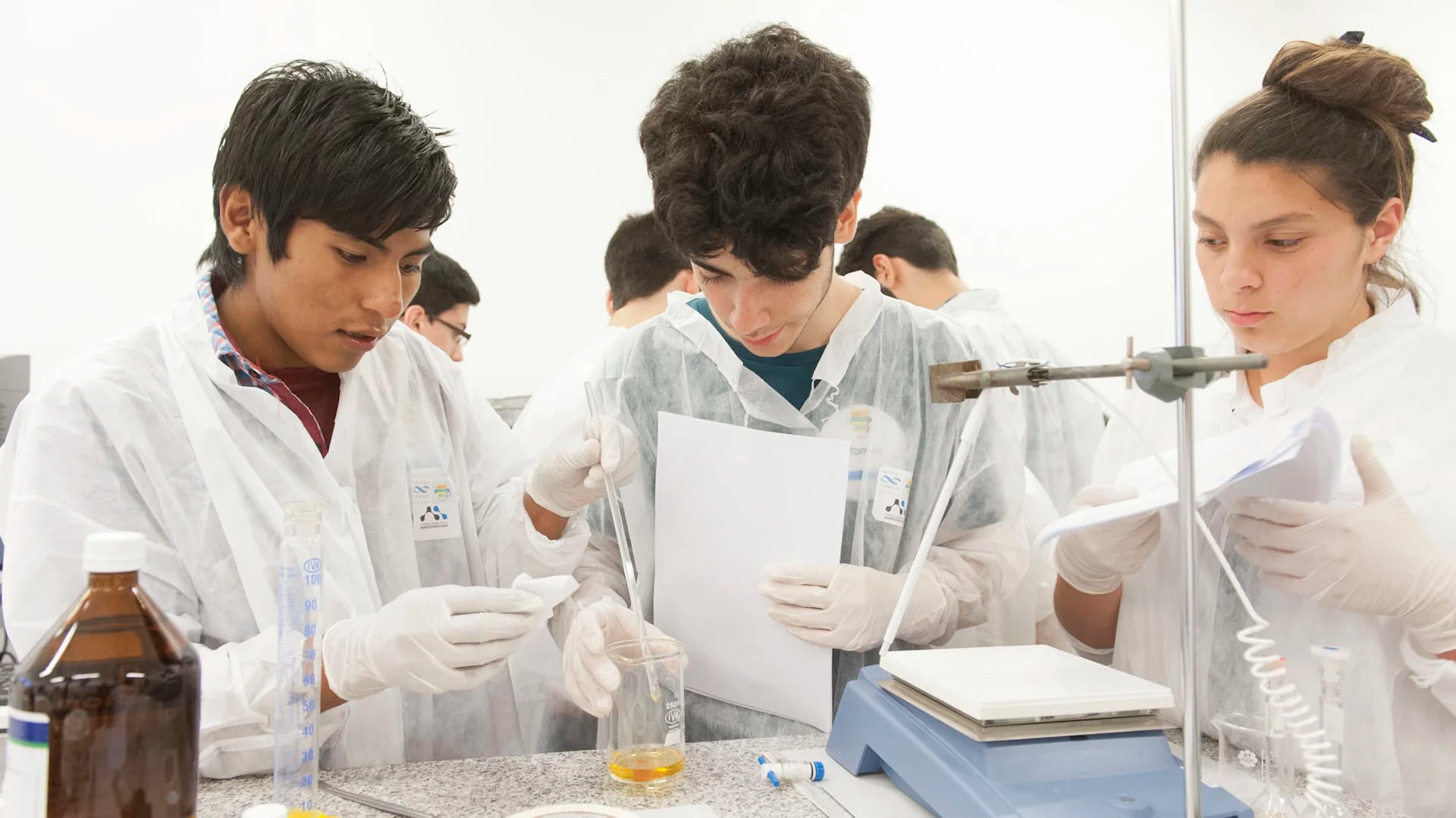 Chicos de distintas escuelas tiene la oportunidad de experimentar con nanotecnología (MINCyT)