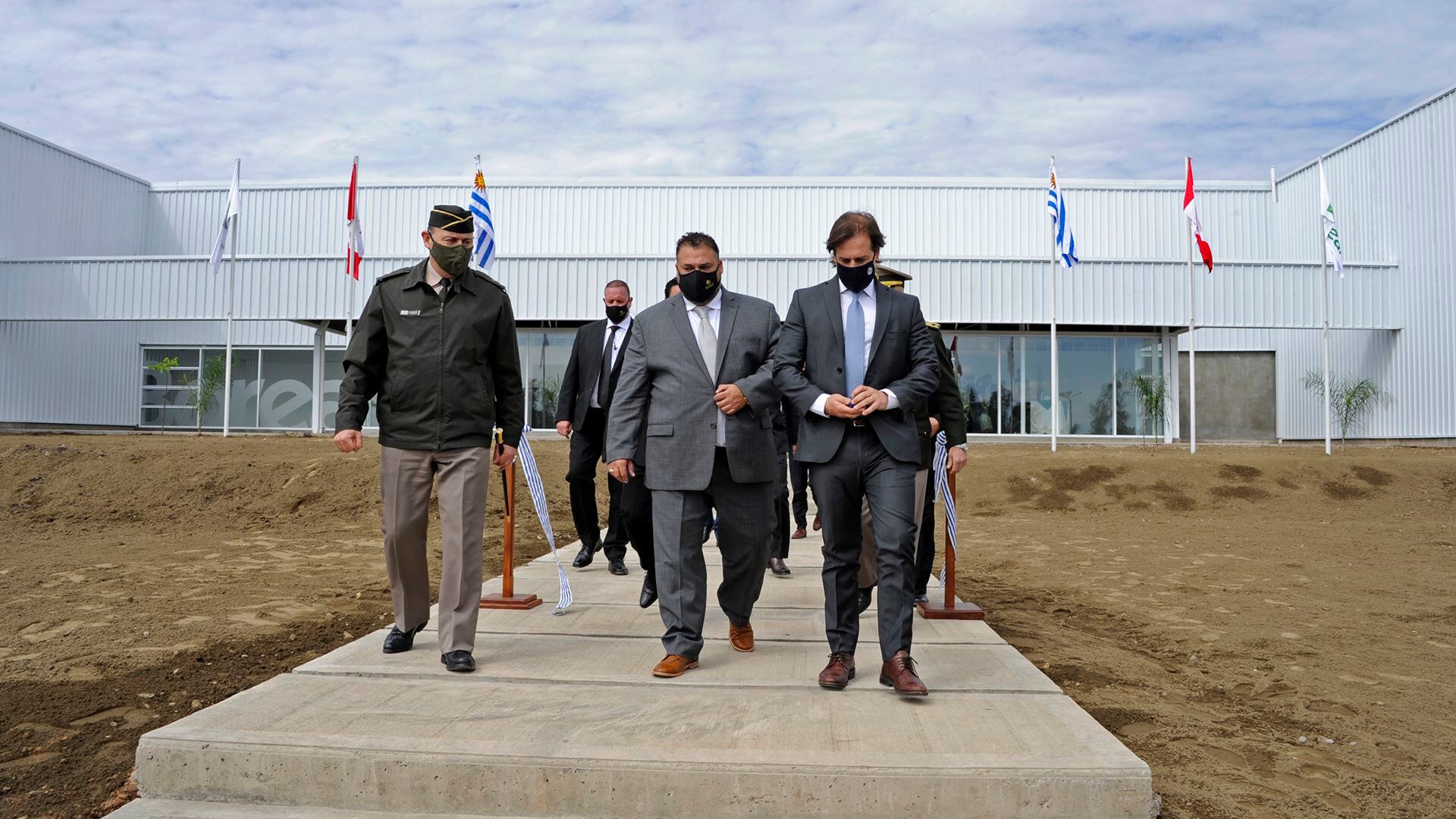 El presidente uruguayo, Luis Lacalle Pou, en la inauguración de la planta procesadora de cáñamo en 2020. (Presidencia de Uruguay)