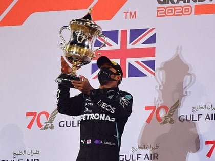 Lewis Hamilton, de Mercedes, celebra con un trofeo en el podio después de ganar la carrera en el circuito internacional de Baréin, Sakhir. 29 de noviembre de 2020. Pool via REUTERS/Giuseppe Cacace