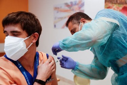Foto de archivo: 25 de enero de 2021 Hernando Valiant, que trabaja en el Hospital Palazzol, recibe la segunda dosis de la vacuna Covit-19 de Pfizer-Biotech en Madrid, España.  REUTERS / Susana Vera / Foto de archivo