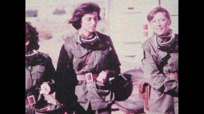A la derecha, Alicia Reynoso. Fue una de las trece mujeres que con el grado de cabo primero habían sido incorporadas un año antes de la guerra a la Fuerza Aérea y que trabajaron en el hospital reubicable que se instaló en Comodoro Rivadavia.  162
