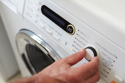 Las especialistas recomiendan lavar la ropa con jabón y agua caliente (Shutterstock)