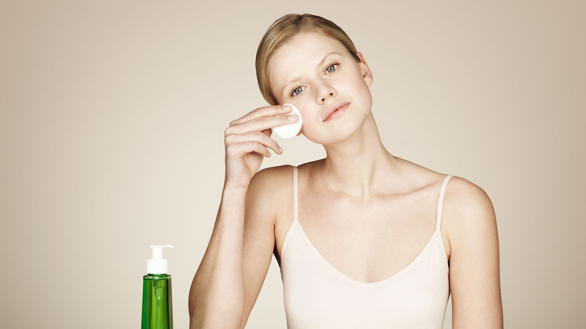 Para limpiar o desinfectar, muchas personas usan alcohol o agua oxigenada, ambos irritantes (Getty)