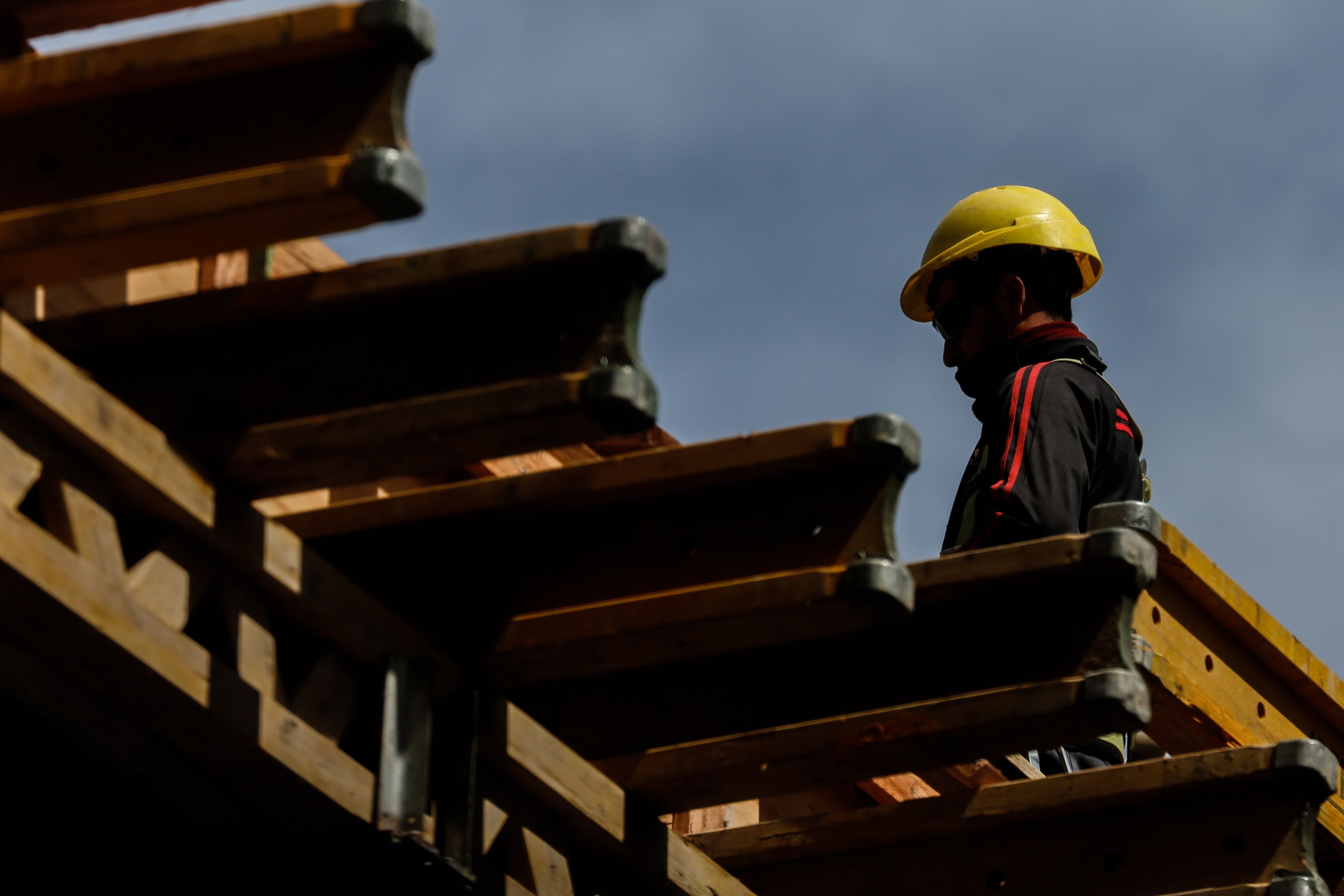 Se permite convenir entre trabajador y empleador modificaciones a elementos esenciales del contrato de trabajo y modificar la jornada de trabajo (EFE)
