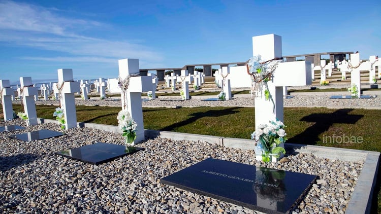 230 cruces en el cementerio de Darwin y una placa con los 649 nombres de los soldados caídos en la guerra, honran a nuestros héroes (Lihueel Althabe)
