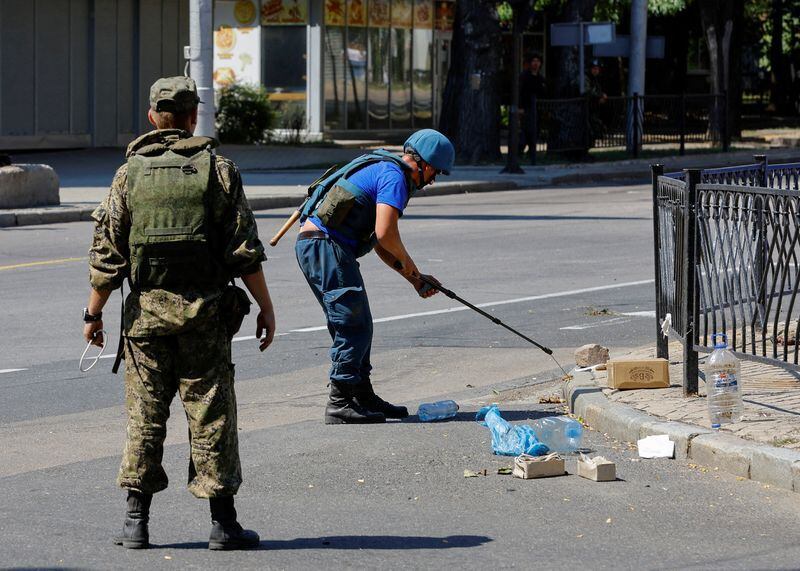 Ingenieros de combate desminan minas antipersona PMF-1 Lepestok en una calle en el transcurso del conflicto entre Ucrania y Rusia en Donetsk, Ucrania. REUTERS/Alexander Ermochenko