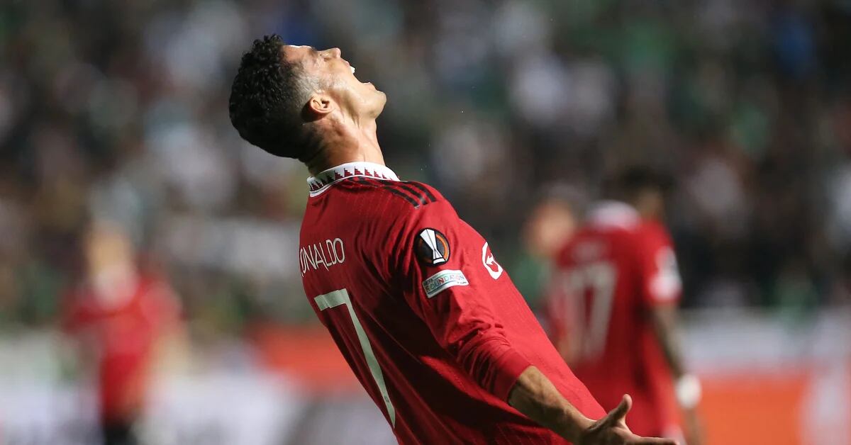 Erros inusitados e gestos de reprovação: o jogo de Cristiano Ronaldo para esquecer no Manchester United