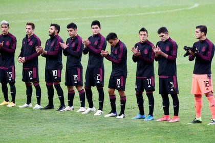 Los jugadores salieron a la cancha para entonar los himnos nacionales previo al juego de semifinales (Foto: REUTERS/Henry Romero)