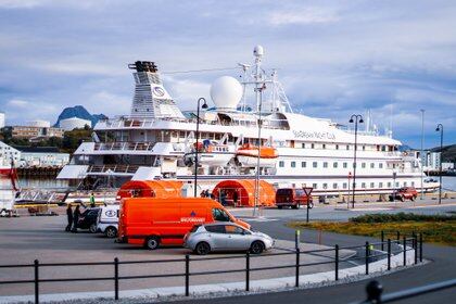 El barco SeaDream, en el muelle después de atracar debido a una sospecha de infección de coronavirus a bordo, en Bodo, Noruega, el 5 de agosto de 2020 (Sondre Skjelvik/NTB Scanpix vía REUTERS)
