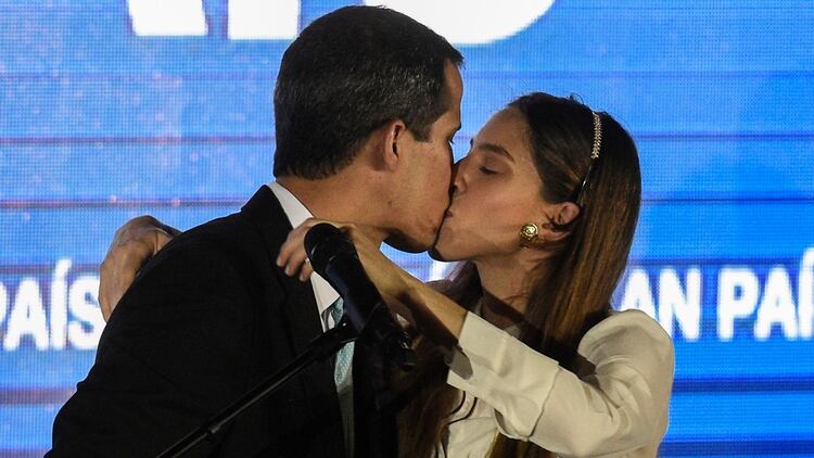 Juan Guaidó besa a su esposa en un acto en Venezuela (AFP)