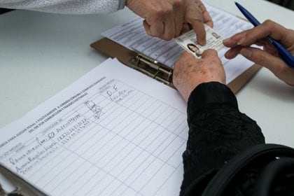 Con el fin de minimizar los costos de la consulta, el INE ofreció contactar a los capacitadores ya preparados para la jornada electoral del 6 de junio (Foto de Galo Cañas / Cuartoscuro)