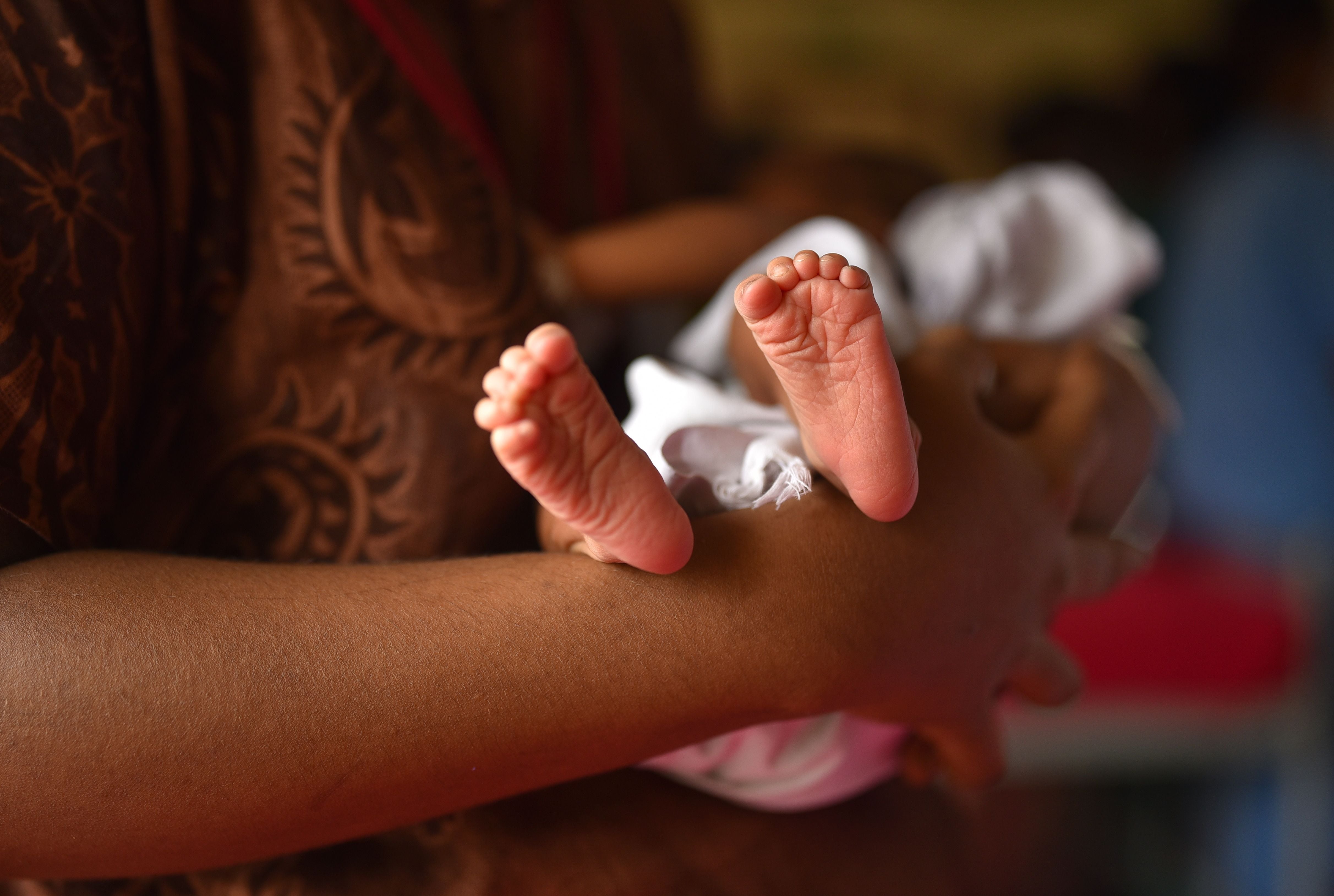 “Cuando las familias recibieron apoyo y tuvieron participación en la toma de decisiones sobre el nacimiento, informaron una experiencia más positiva, con niveles reducidos de ansiedad y estrés”, dijo Aydin (EFE/EPA/IDREES MOHAMMED/Archivo)
