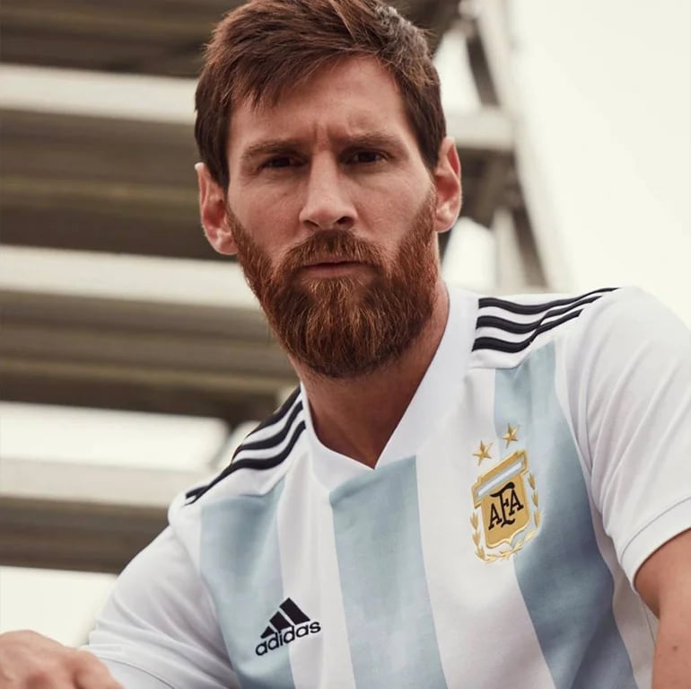 Lionel Messi posó con la camiseta que la Selección usará en el Mundial de Rusia Infobae