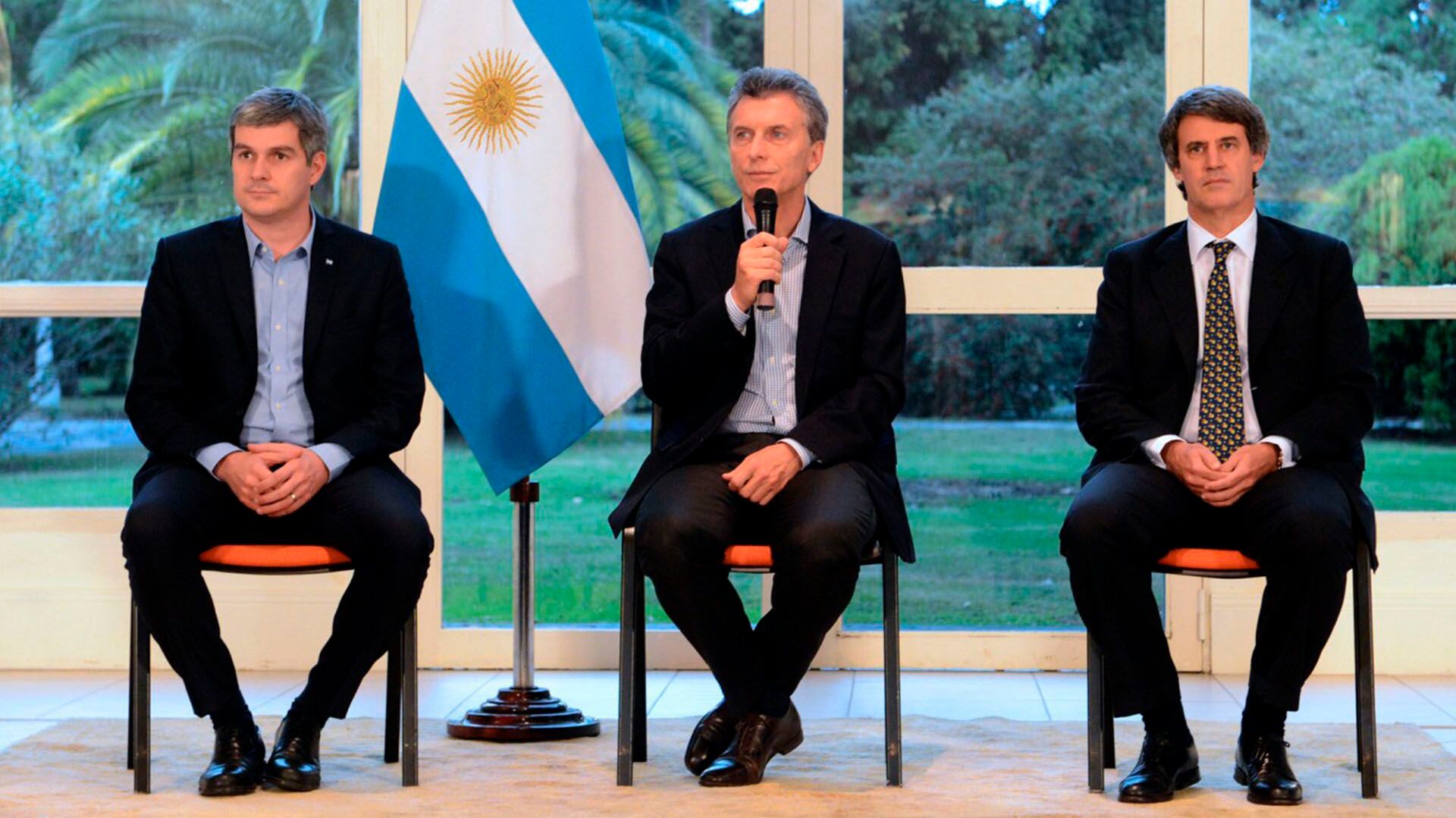 Prat Gay, cuando era ministro, junto a Mauricio Macri y el entonces jefe de Gabinete, Marcos Peña