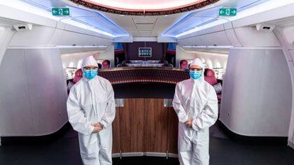 Desde el 25 de mayo la tripulación de Qatar Airways debe utilizar un traje hazmat como protección. (Qatar Airways)