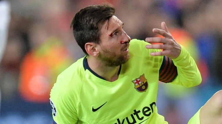 Lionel Messi muestra su fastidio por el golpe que recibió de Smalling. El mediocampista ni siquiera fue amonestado (Foto: EFE/Peter Powell)
