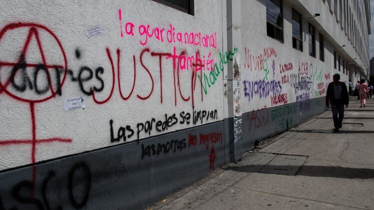 Las mujeres inconformes marcharon por avenida Chapultepec con dirección al “búnker” de la Procuraduría General de Justicia (PGJ) la cual intervinieron con pintas y ruptura de las puertas de cristal, esto como ejemplo del hartazgo de las manifestantes. (FOTO: GALO CAÑAS /CUARTOSCURO)