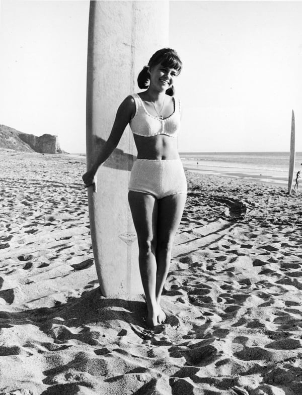 Sally Field en 1965 posando para un producciÃ³n de fotos. El conjunto de dos piezas tapando el ombligoÂ (Photo by ABC Television/Courtesy of Getty Images)