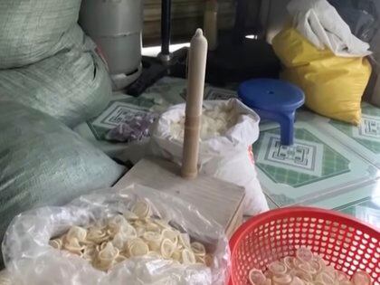 La policía vietnamita dice que investigará una fábrica que se encontró reciclando alrededor de 320,000 condones usados para reventa. (VTV via AP)