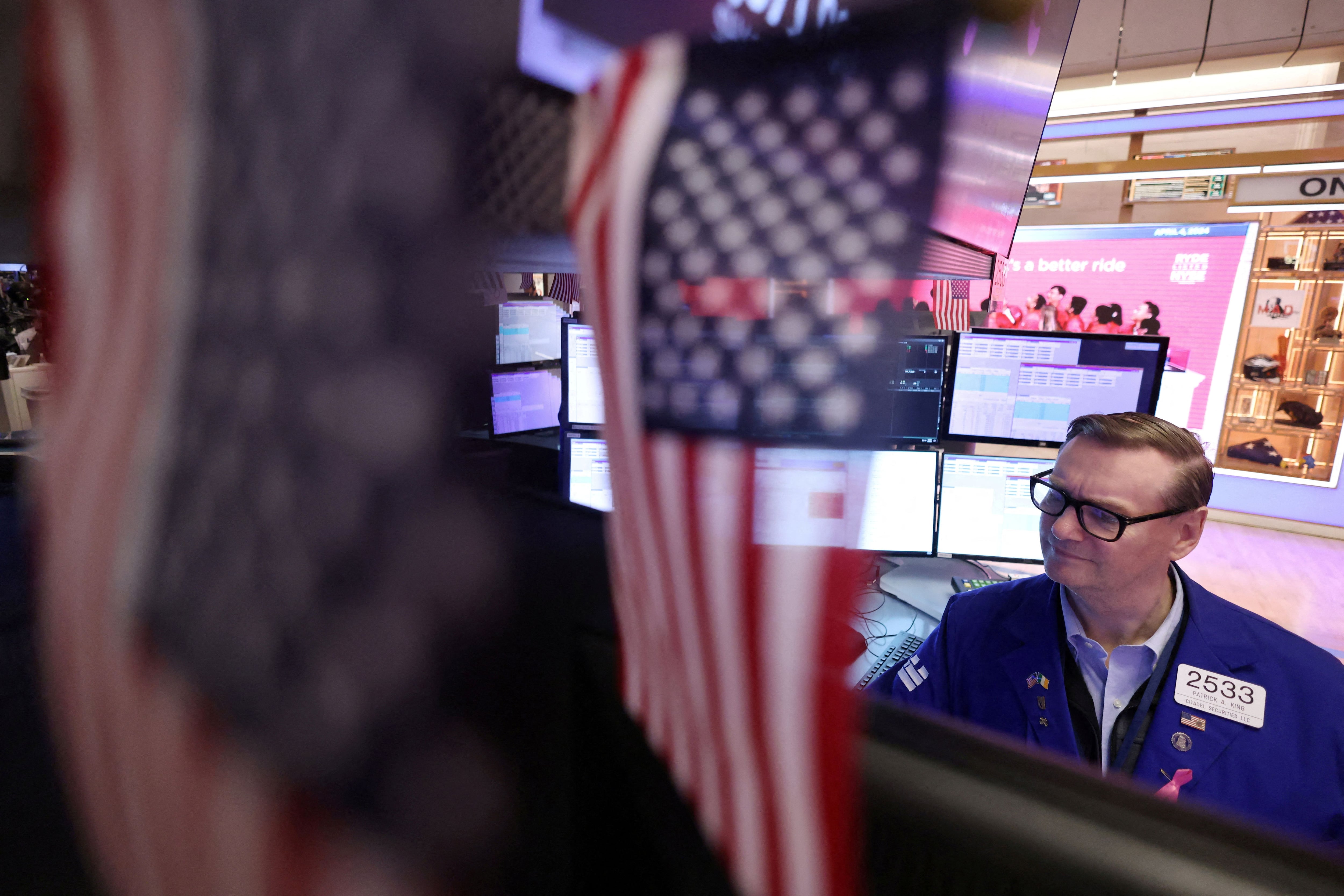 Los "traders" de Wall Street siguen de cerca los acontecimientos geopolíticos. (REUTERS/Andrew Kelly/File Photo)
