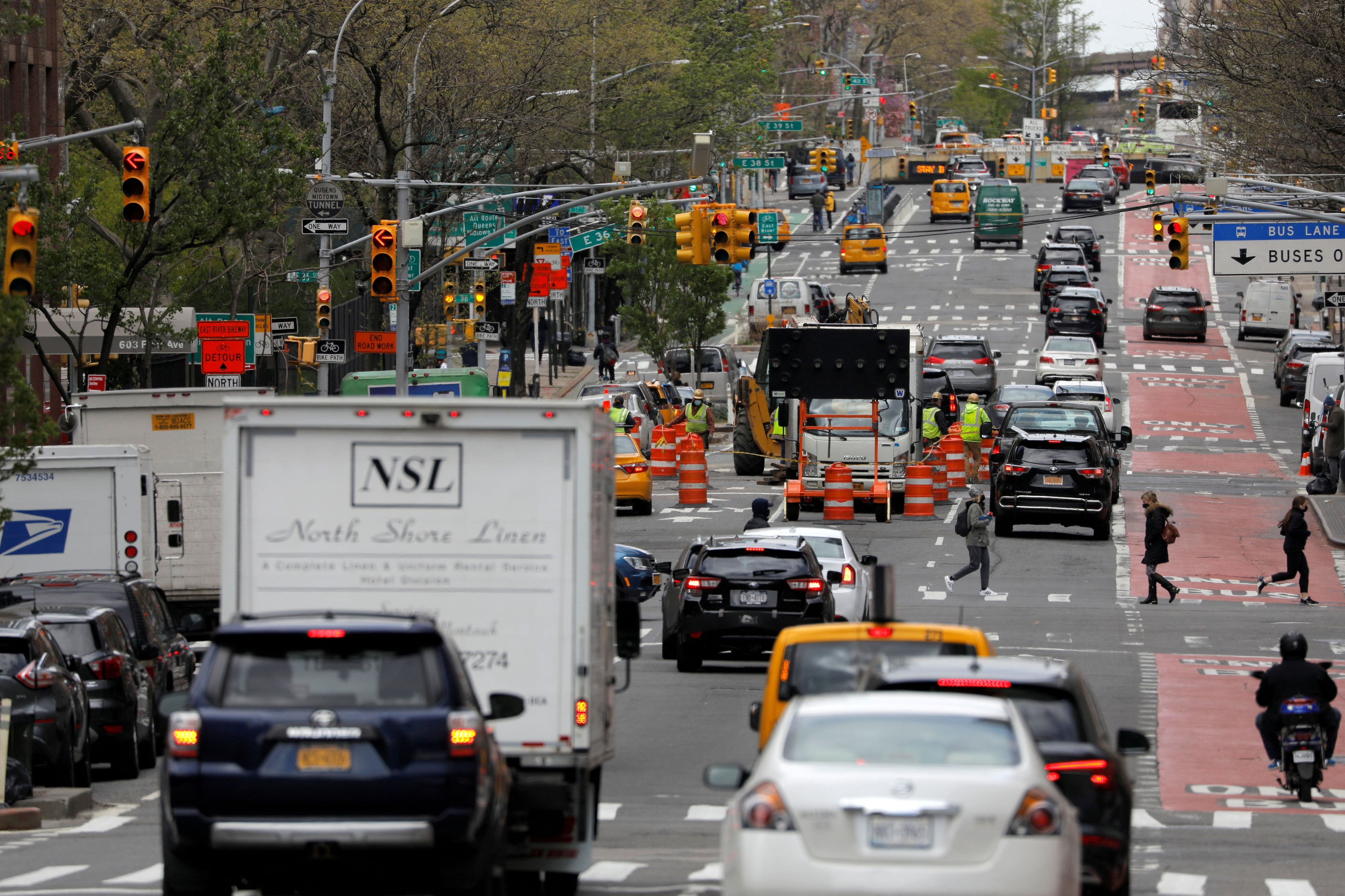 Críticos argumentan un posible aumento en la congestión en áreas aledañas al Distrito Central de Negocios en Manhattan. (REUTERS/Andrew Kelly)