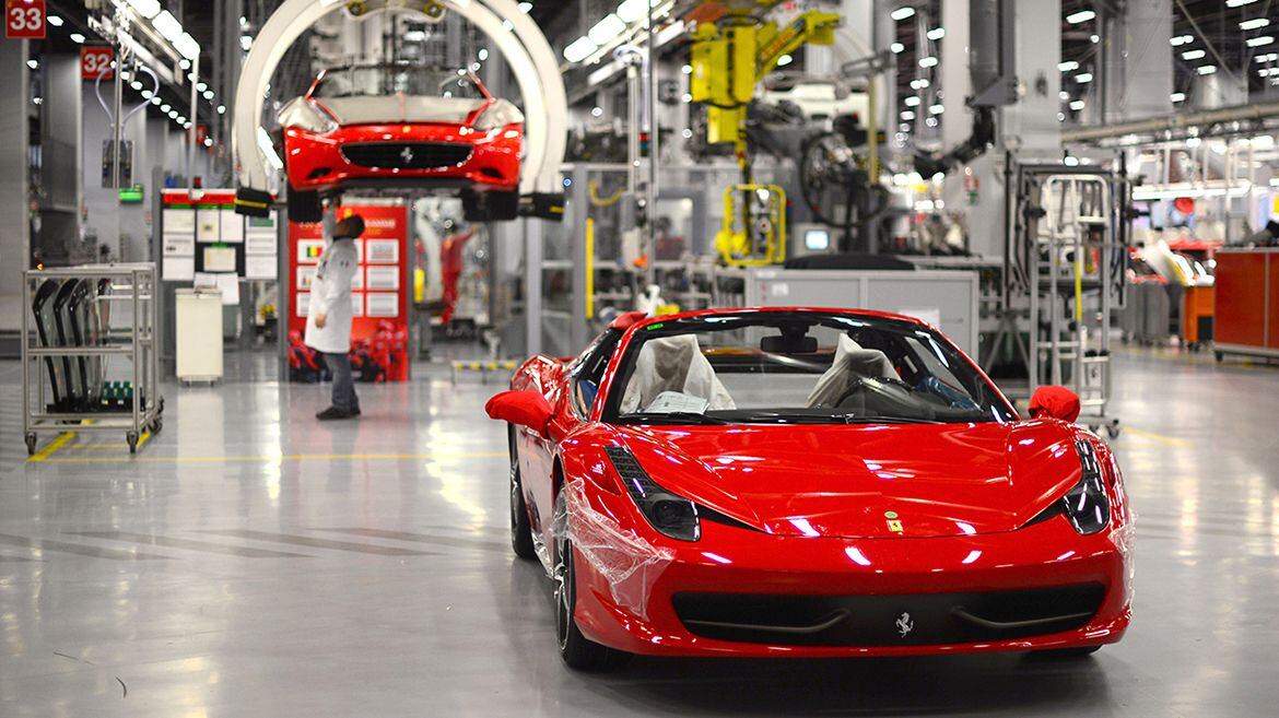 "Fatto in casa". Ferrari tiene por tradición desarrollar su propia tecnología en Maranello, por lo tanto, no tener los desarrollos de un grupo industrial como Stellantis, no afecta sus planes de electrificación