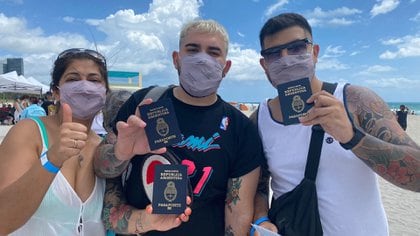 Los argentinos Verónica, Mauro y Gonzalo, luego de vacunarse contra el coronavirus en Miami Beach