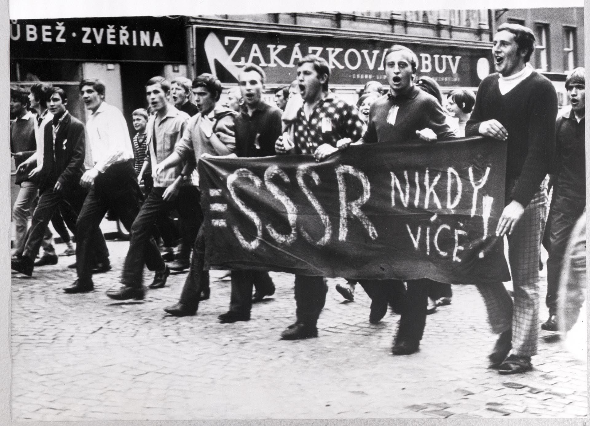 El 23 de agosto de 1968, en Karlovy Vary, Bohemia, Checoslovaquia, jóvenes hicieron una manifestación contra la invasión. La pancarta decía "Nunca más con la Unión Soviética"