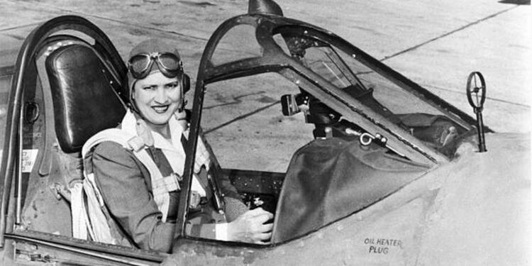 A pesar de tener más de 50, Jacqueline Cochran se consideraba una de las principales candidatas. Entre otros logros aeronáuticos, ella había sido la única mujer en vencer la barrera del sonido. No pudo superar la exigente pruebas de selección (Wikipedia)