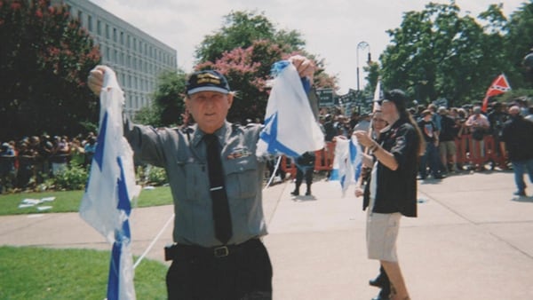 Jones, con una bandera rasgada de Israel