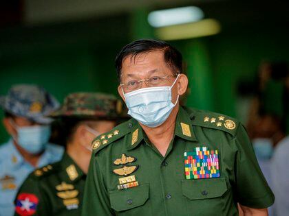 El Comandante en Jefe del Ejército de Birmania, General Min Aung Hlaing (C) y líder del levantamiento militar en Birmania. Estados Unidos anunció nuevas sanciones derivadas del levantamiento militar en Birmania, contra dos hijos de Min Aung Hlaing: Aung Pyae Sone y Khin Thiri Thet Mon. EFE/EPA/ LYNN BO BO/Archivo 
