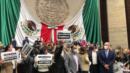 Los diputados del PAN, PRI, MC y PRD tomaron la tribuna en San Lázaro (Foto: Twitter @MarthaTagle)