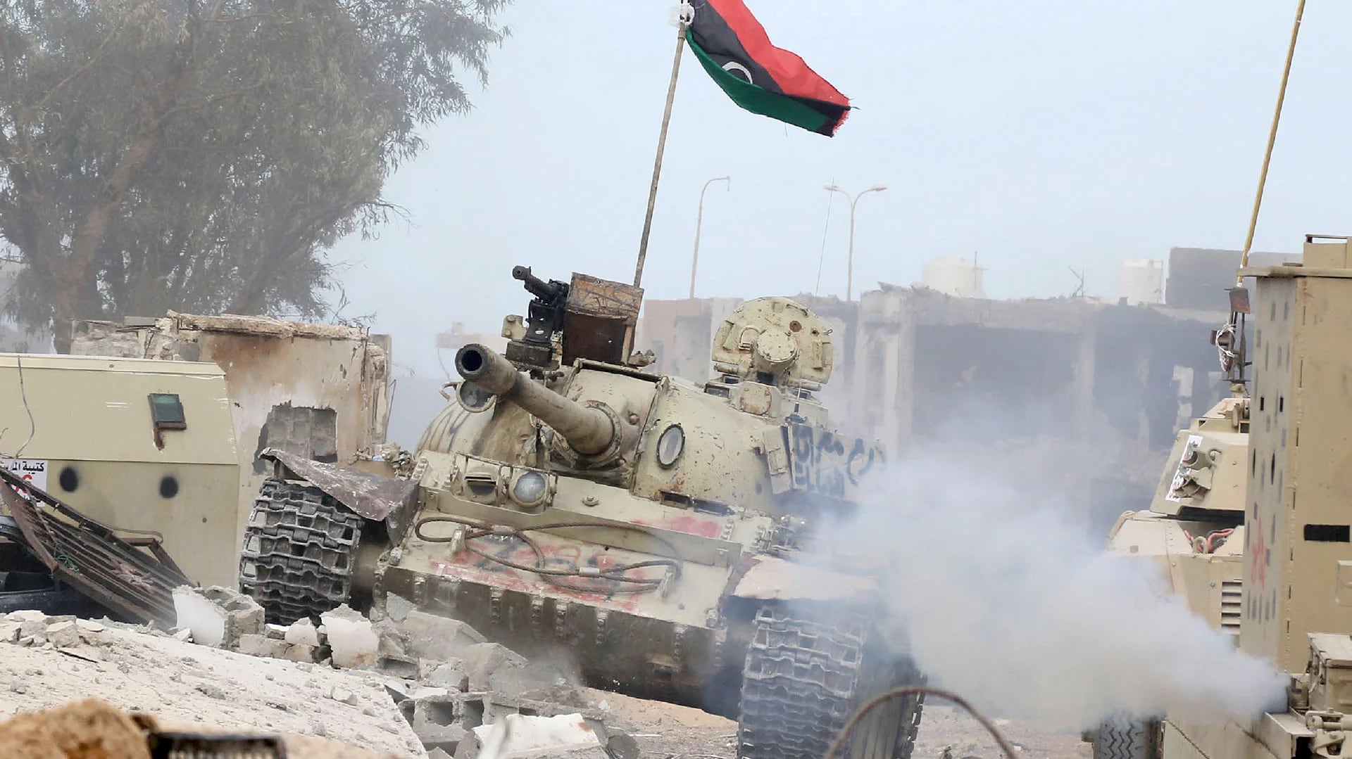 El avance de un tanque del Ejército Nacional Libio, cuyo asedio al grupo terrorista llevó a su disolución (AFP)