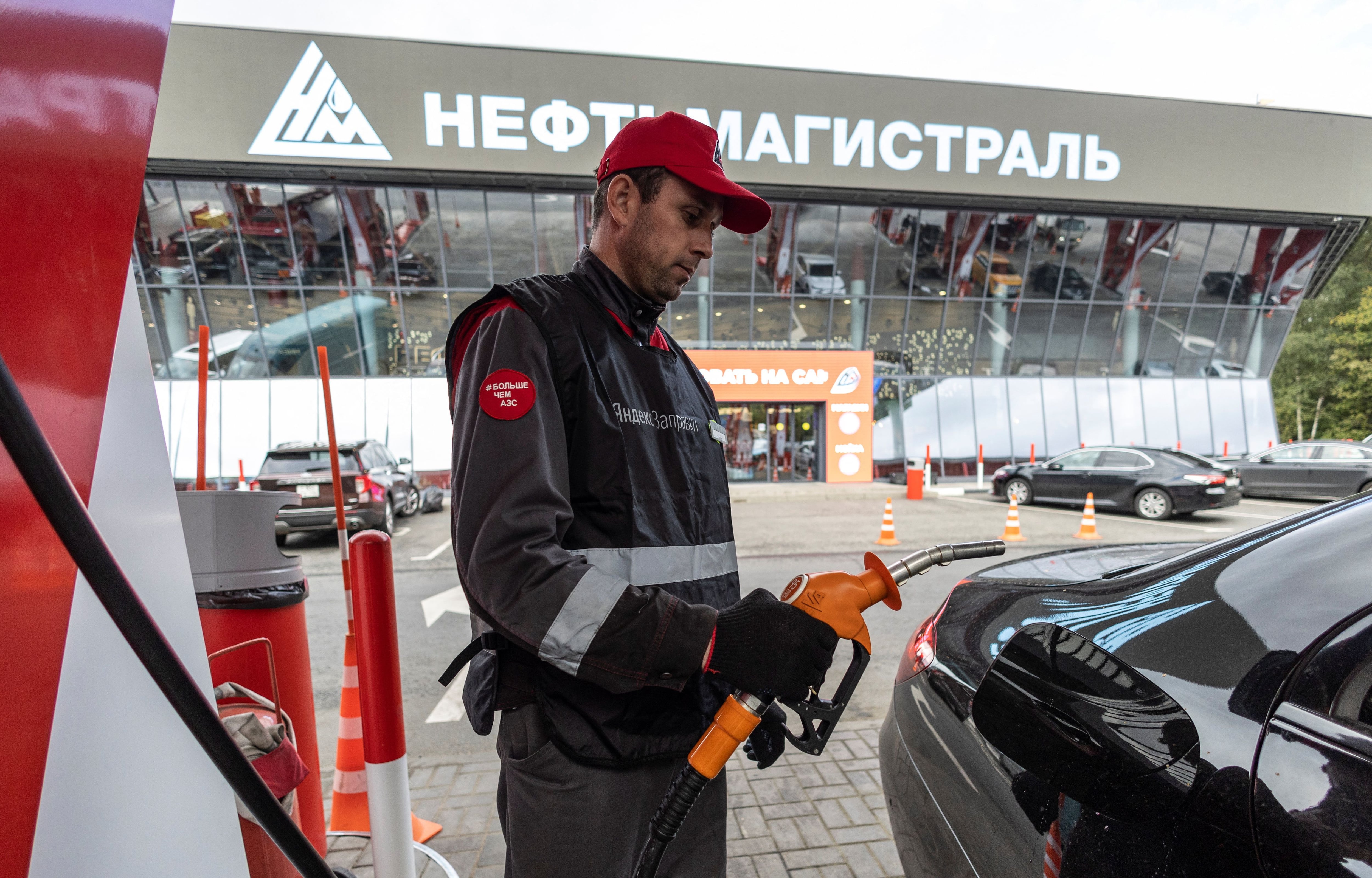 Un surtidor de gasolina en Moscú.  Los precios al por mayor se han disparado, aunque los precios al por menor tienen un tope para intentar contenerlos en línea con la inflación oficial. (REUTERS/Maxim Shemetov)