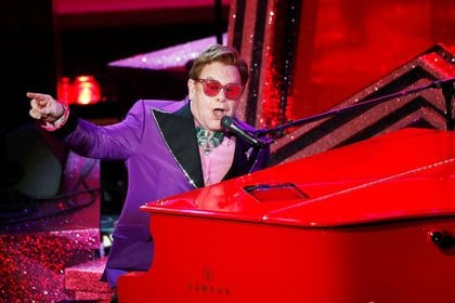 Foto de archivo de Elton John cantando en la 92 entrega de los premios Oscar en Hollywood, Los Angeles, el 9 de febrero de 2020 (REUTERS/Mario Anzuon)