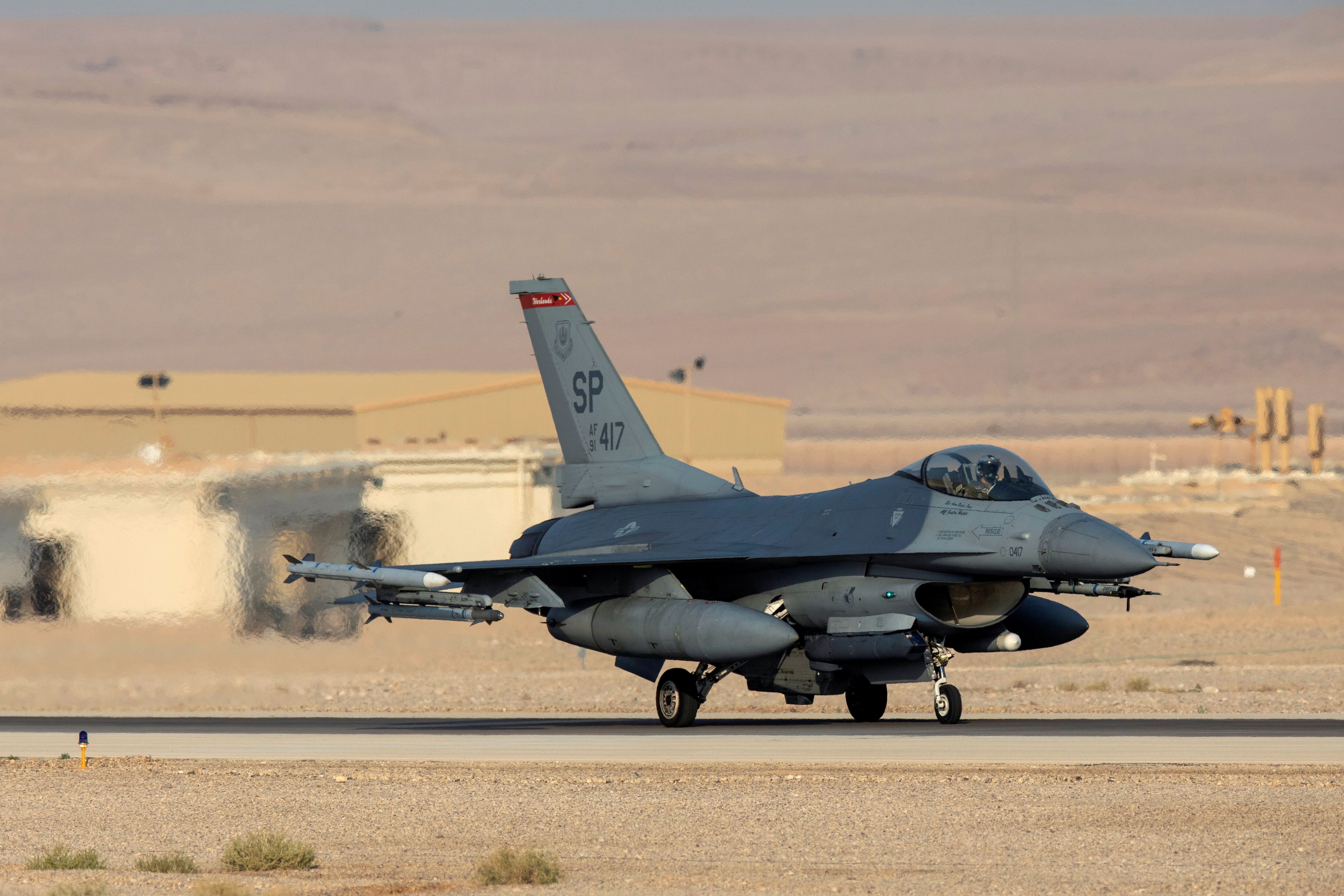 Un avión F16 estadounidense se ve en la pista durante un ejercicio aéreo, en noviembre de 2019 (Reuters)
