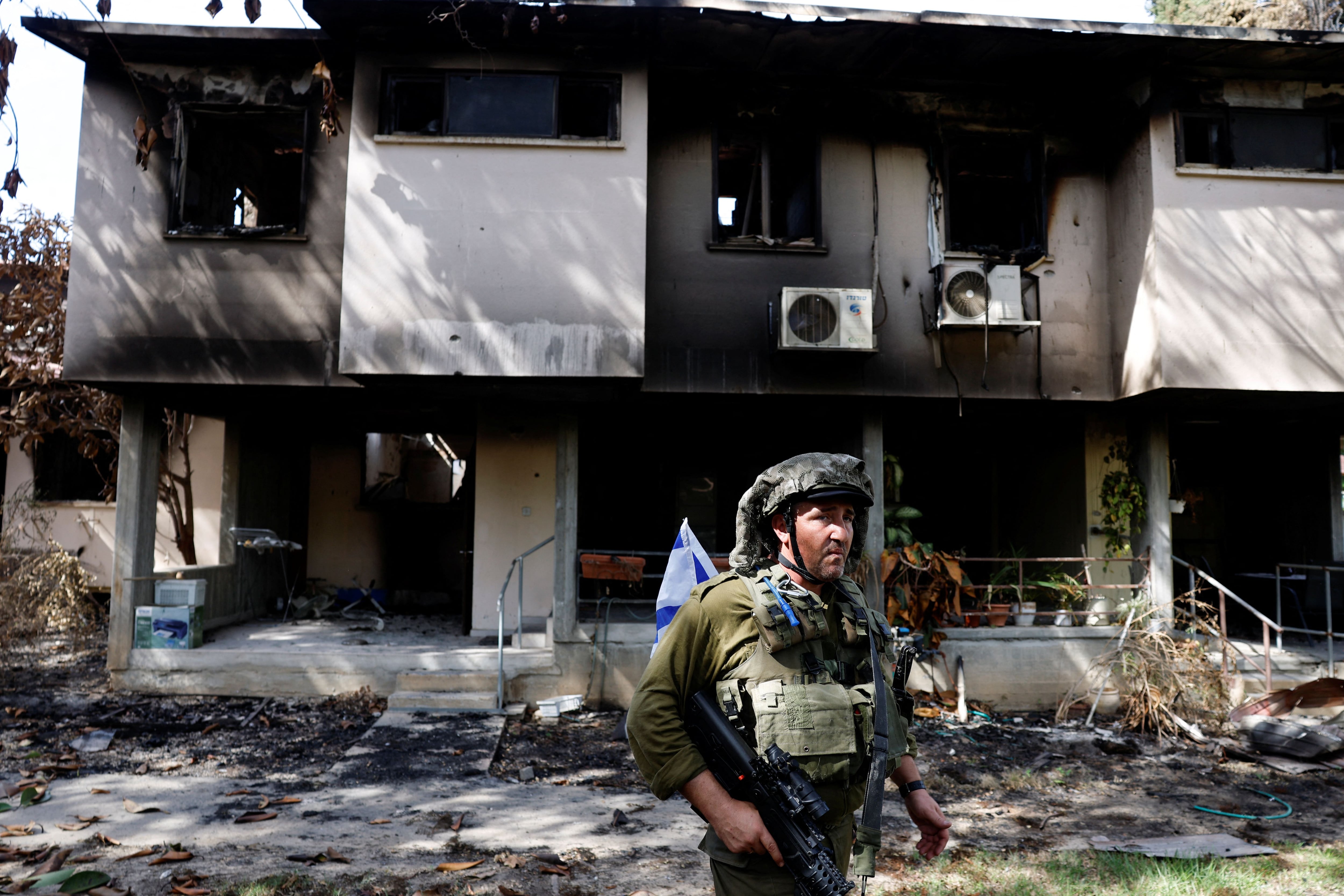 Un soldado israelí camina junto a los restos de un edificio, tras una infiltración mortal de pistoleros de Hamas desde la Franja de Gaza, en el Kibbutz Kissufim, en el sur de Israel, el 21 de octubre de 2023. REUTERS/Amir Cohen