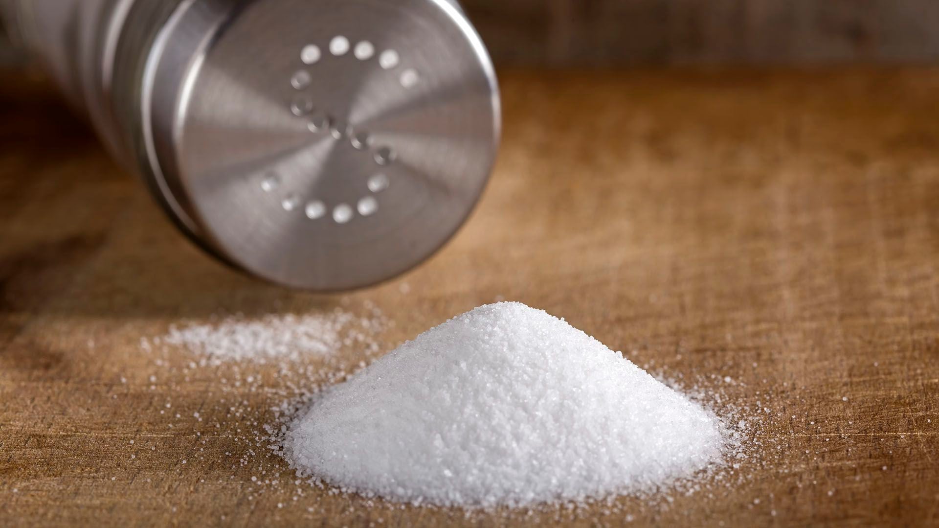 La OMS recomienda una ingesta inferior a menos de 5 gramos por día de sal. Es poco menos de una cucharadita  (Getty Images)