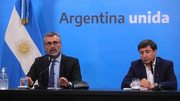 El titular de la Anses, Alejandro Vanoli, junto al ministro de Trabajo, Claudio Moroni, en el momento de anunciar el Ingreso Familiar de Emergencia 