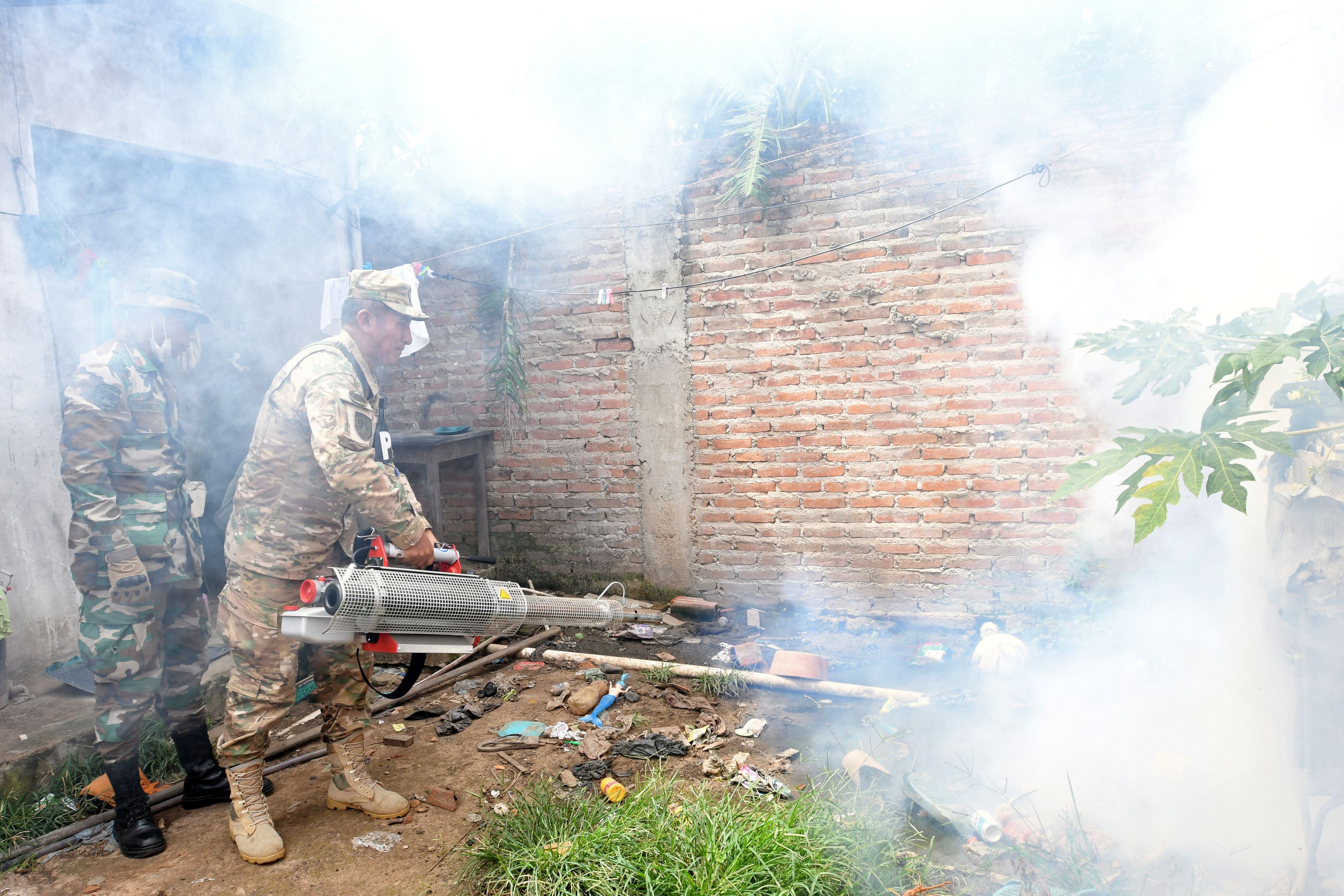 Foto de archivo: Un soldado boliviano fumiga una barriada para prevenir el dengue en el distrito Plan 3000 en Santa Cruz (REUTERS/Rodrigo Urzagasti)