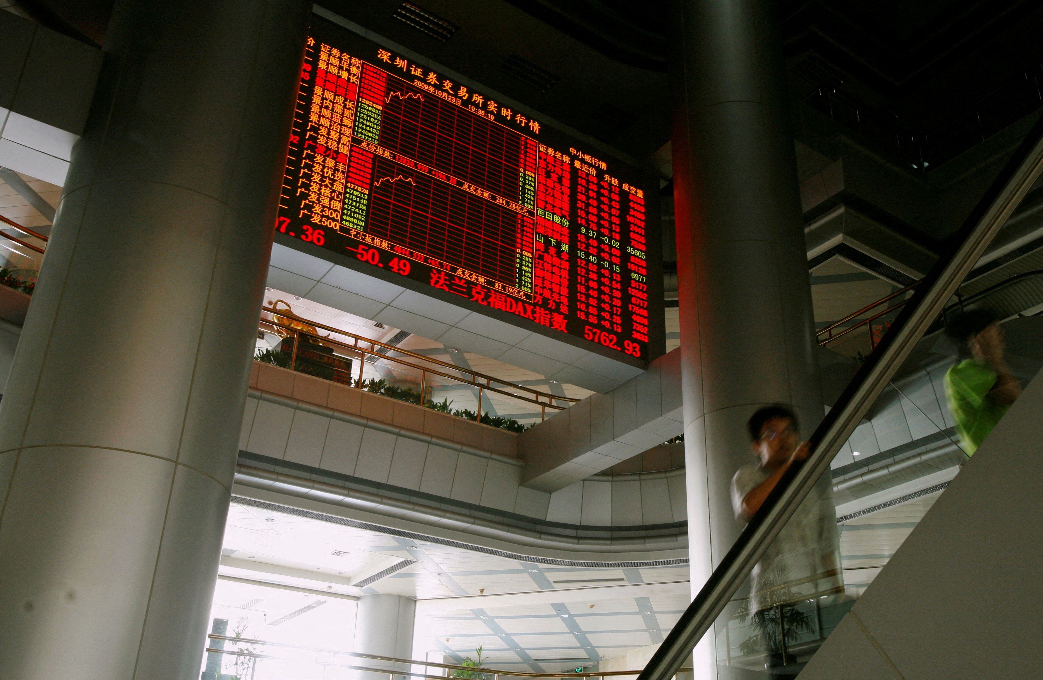Un panel que muestra los precios de las acciones en el interior de la Bolsa de Shenzhen, en la ciudad meridional china de Shenzhen, el 23 de octubre de 2009.  REUTERS/Bobby Yip/Archivo