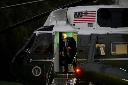Foto de archivo. El presidente de EEUU, Donald Trump, regresa a la Casa Blanca tras estar hospitalizado. Washington, 5 de octubre de 2020. REUTERS/Erin Scott