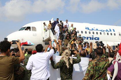 La gente saluda a los miembros de un gabinete recién formado a su llegada al aeropuerto de Adén, antes del ataque (REUTERS/Fawaz Salman)