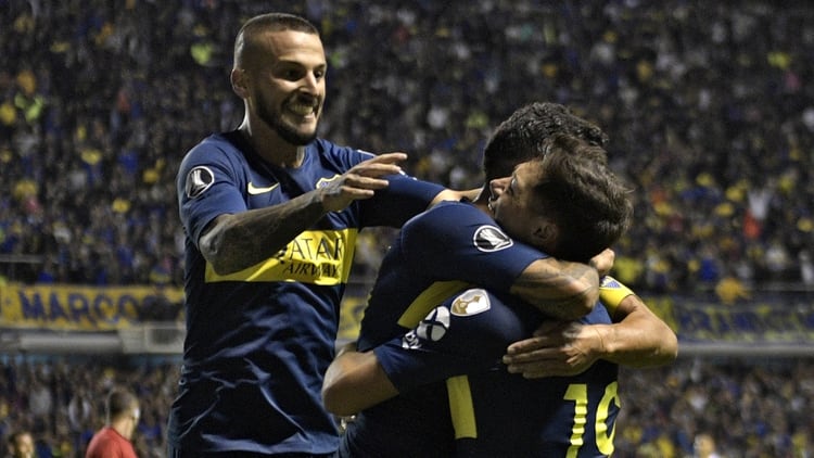 El abrazo entre Mauro y Carlitos puede llegar a significar un punto de inflexión para Boca (AFP)