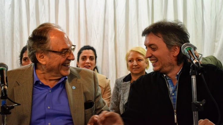 Carlos Heller y Máximo Kirchner, sonrientes antes de una presentación del oficialismo
